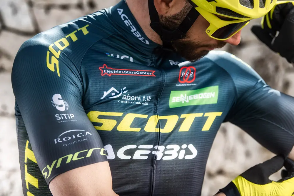 scott-racing-team-uniforme-biking-sostenibile